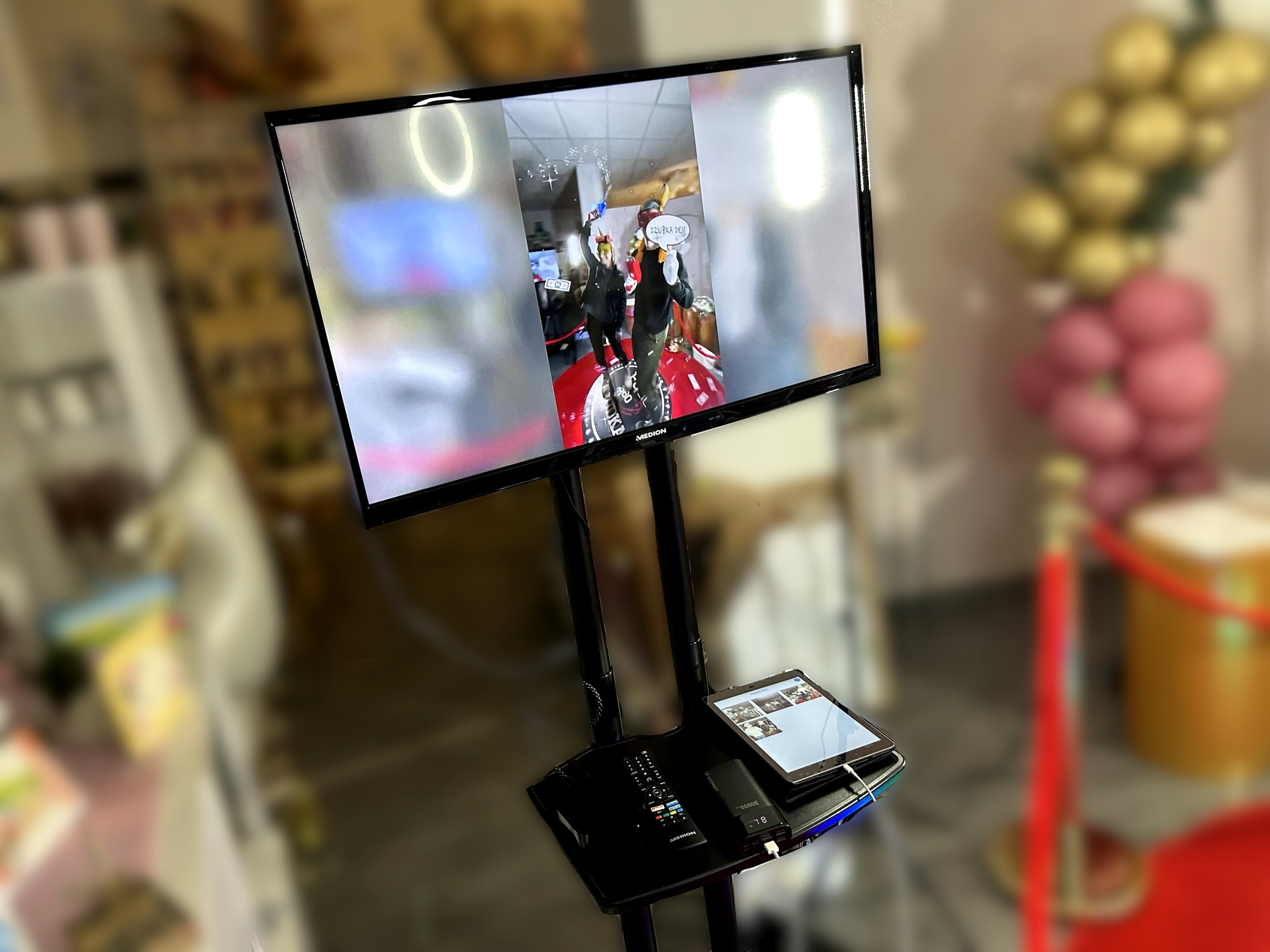 Monitor wyświetlający filmiki od fotobudki 360